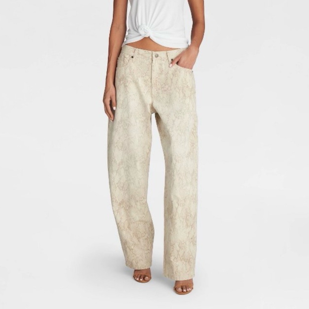 KBB by KAHLANA mid-Rise barrel leg . The KAHLANA Jean Snake print .